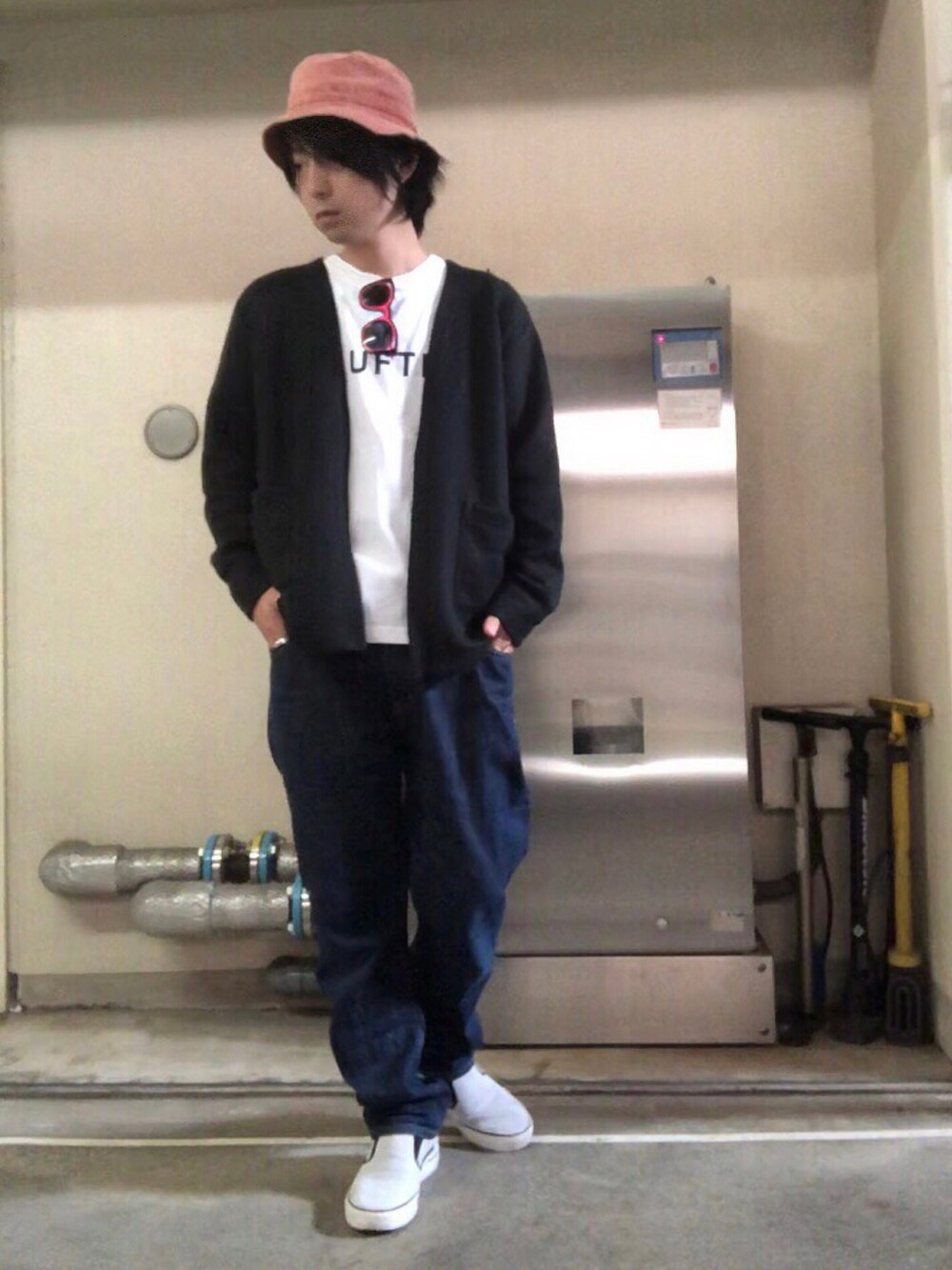 グレー系のスリッポン、オレンジ系のハット、ピンク系のサングラスを着用したメンズの秋コーディネートの4枚目の写真