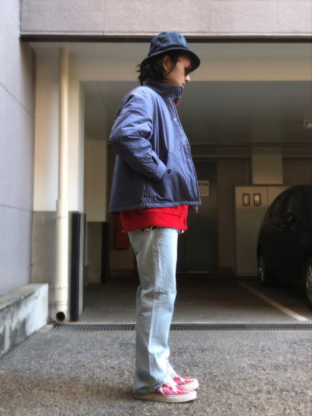 レッド系のスニーカー、その他のシャツ/ブラウス、レッド系のカーディガン/ボレロを着用したメンズの冬コーディネートの2枚目の写真