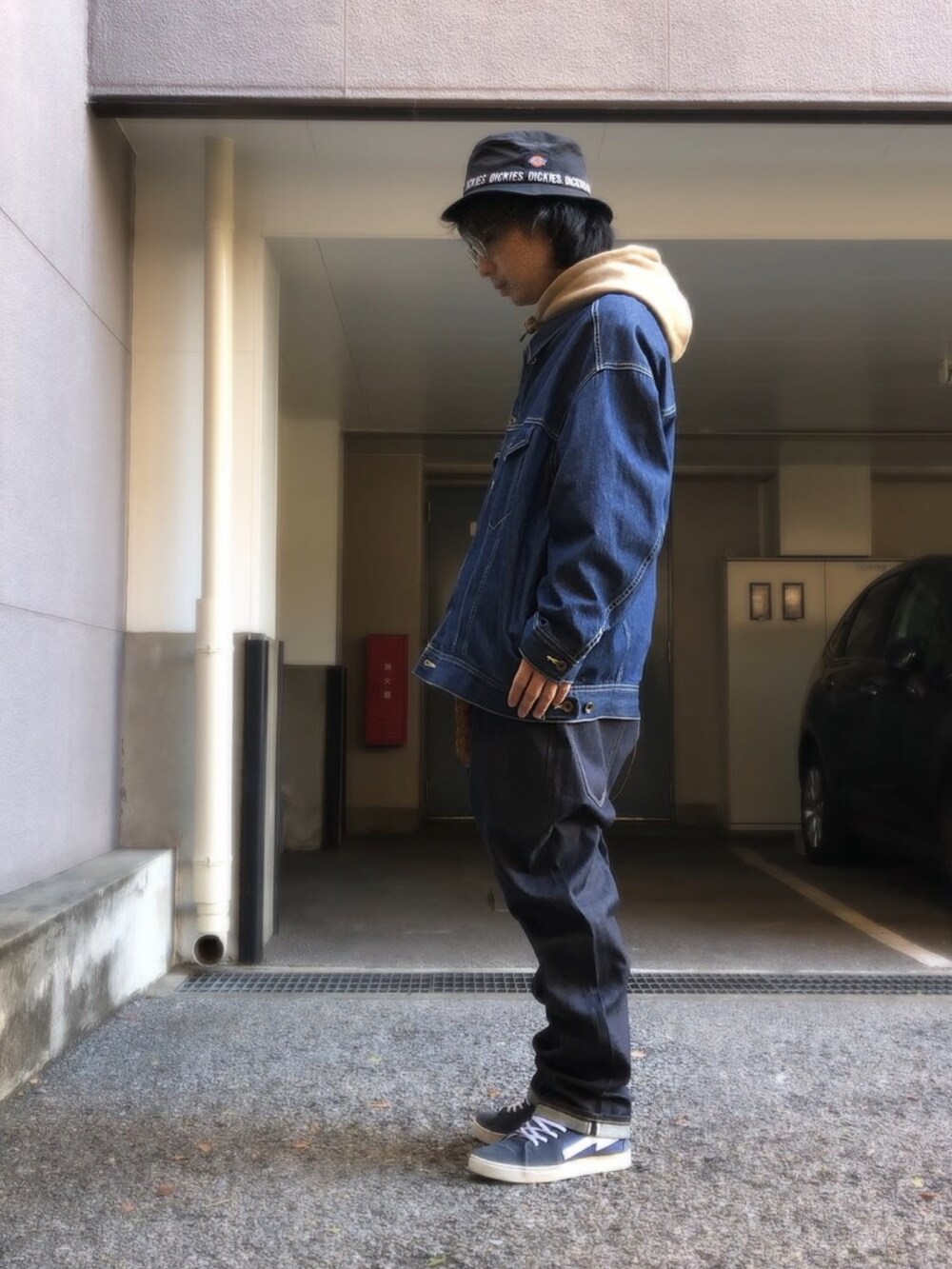 ブルー系のスニーカー、シルバー系のリング、ブラック系のハットを着用したメンズの冬コーディネートの2枚目の写真