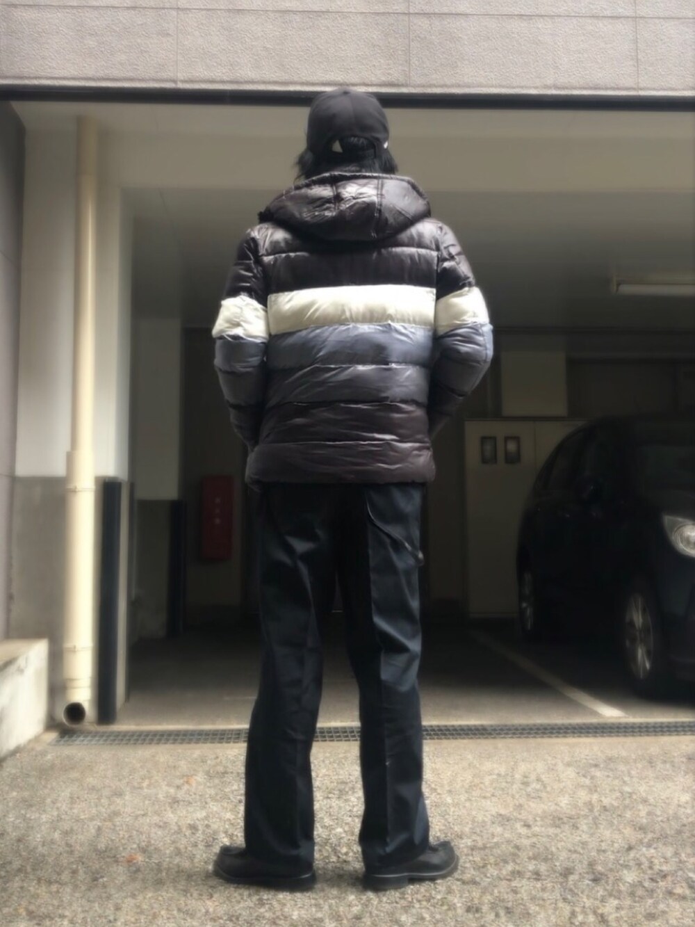 ブルー系のチノパンツ、ブラック系のローファー、ブラック系のキャップを着用したメンズの冬コーディネートの3枚目の写真