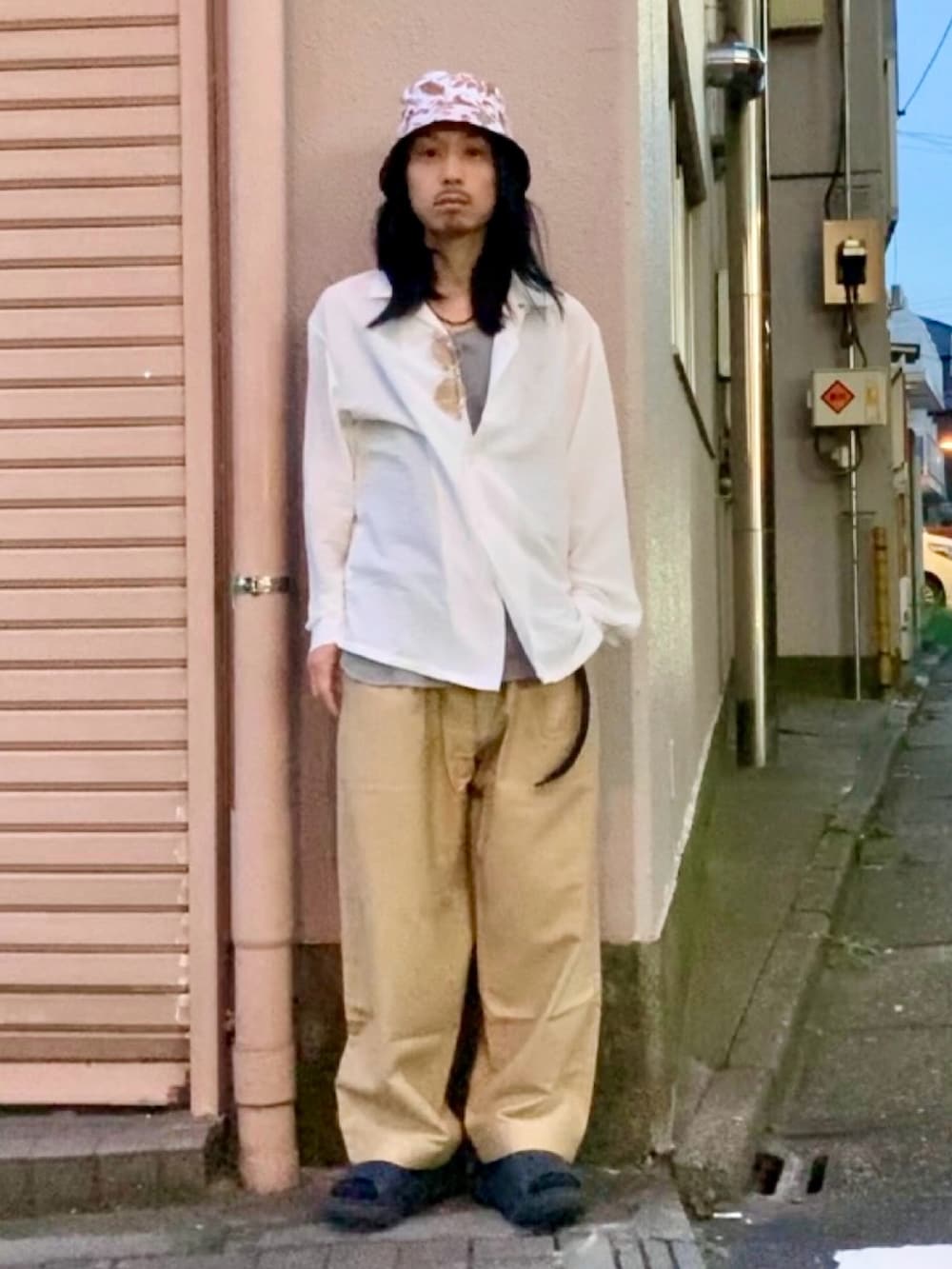 ブラック系のサンダル、ホワイト系のシャツ/ブラウス、ベージュ系のチノパンツを着用したメンズの夏コーディネートの2枚目の写真