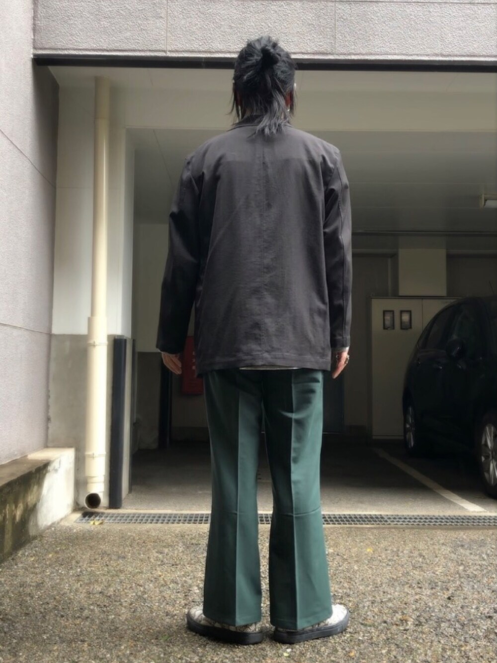 グリーン系のスラックス、グレー系のシャツ/ブラウス、ブラック系のネクタイを着用したメンズの春コーディネートの3枚目の写真