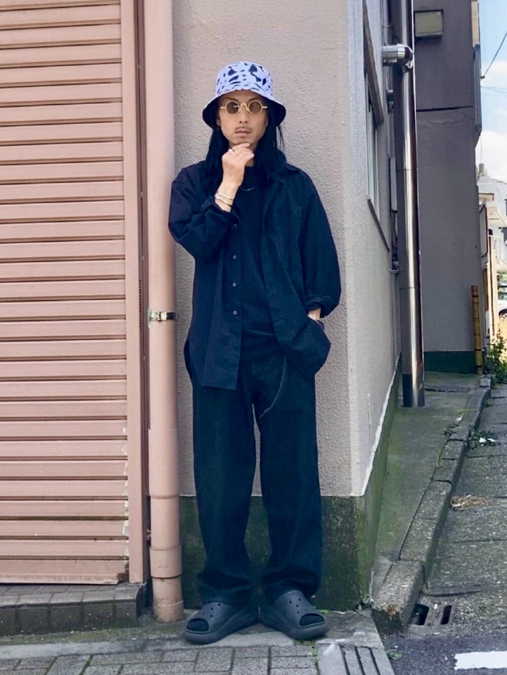 ブラック系のスニーカー、ホワイト系のハット、シルバー系のピアス（片耳用）を着用したメンズの夏コーディネートの2枚目の写真