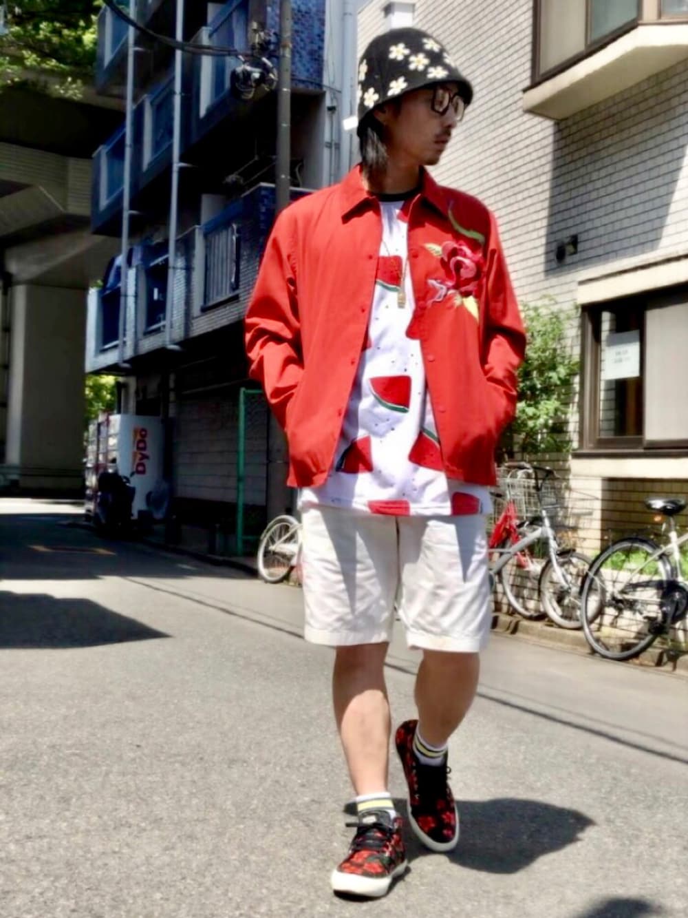 その他のスニーカー、レッド系のジャケット/アウター、その他のTシャツ/カットソーを着用したメンズの春コーディネートの4枚目の写真