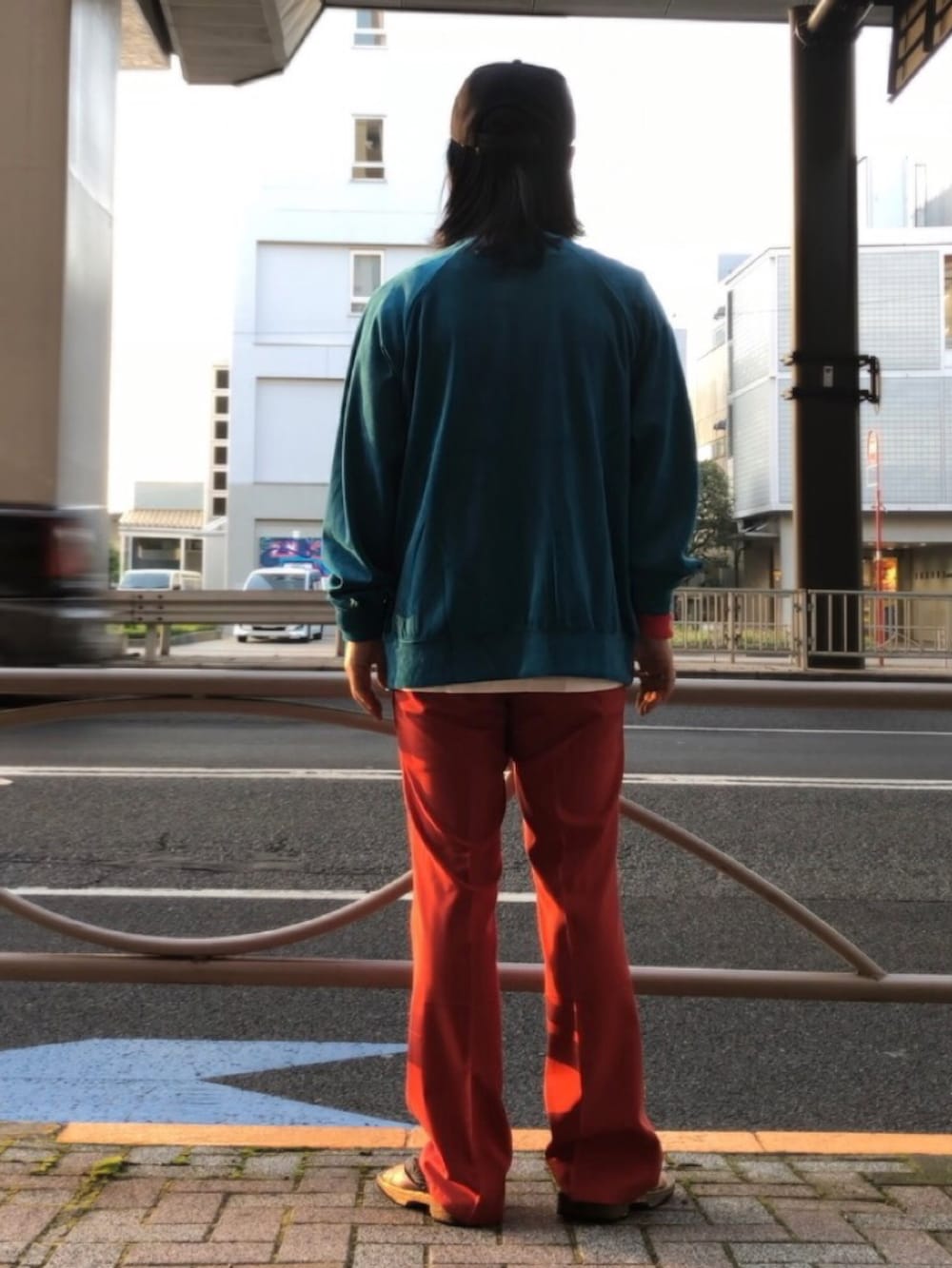 ブルー系のブルゾン、レッド系のTシャツ/カットソー、レッド系のその他パンツを着用したメンズの春コーディネートの4枚目の写真