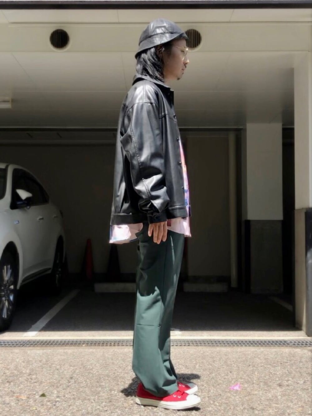 レッド系のスニーカー、ピンク系のシャツ/ブラウス、その他のサングラスを着用したメンズの春コーディネートの2枚目の写真