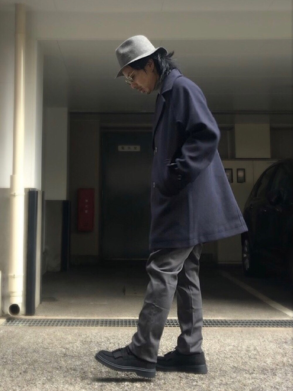 ブルー系のピーコート、ブラック系のローファー、シルバー系のネックレスを着用したメンズの冬コーディネートの2枚目の写真