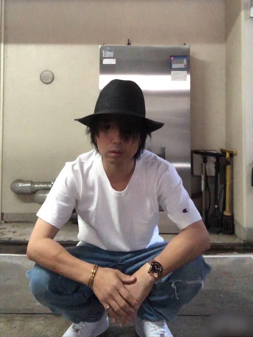 ホワイト系のスニーカー、ホワイト系のTシャツ/カットソー、ゴールド系のネックレスを着用したメンズの秋コーディネートの5枚目の写真