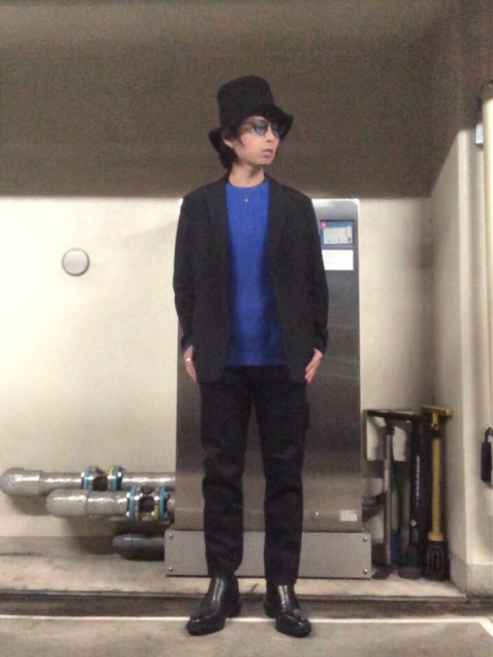 ブラック系のデニムパンツ、ブラック系のブーツ、ブラック系のハットを着用したメンズの秋コーディネートの4枚目の写真