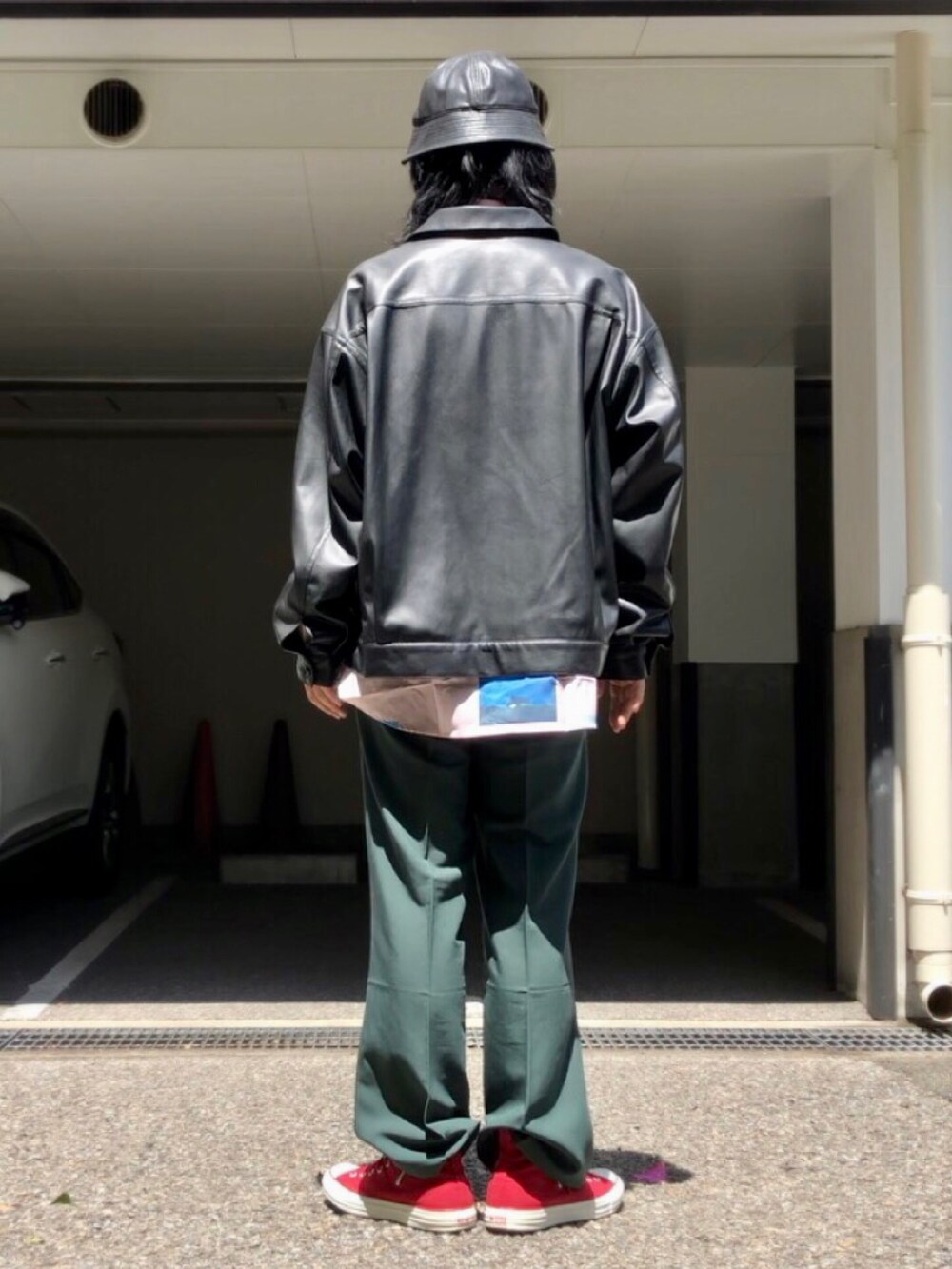 レッド系のスニーカー、ピンク系のシャツ/ブラウス、その他のサングラスを着用したメンズの春コーディネートの3枚目の写真