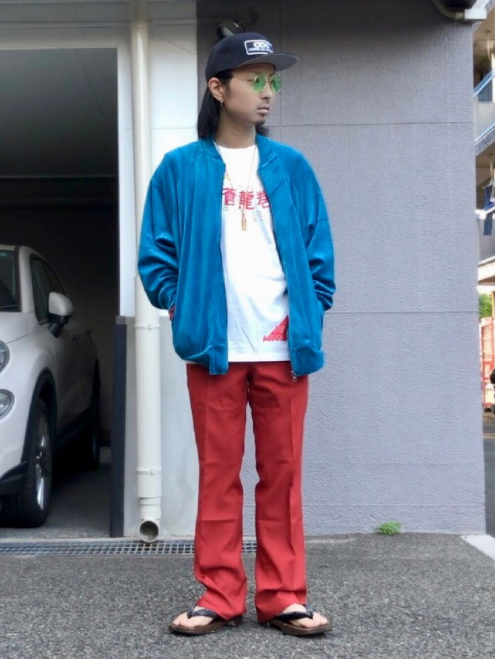 ブルー系のブルゾン、レッド系のTシャツ/カットソー、レッド系のその他パンツを着用したメンズの春コーディネートの5枚目の写真