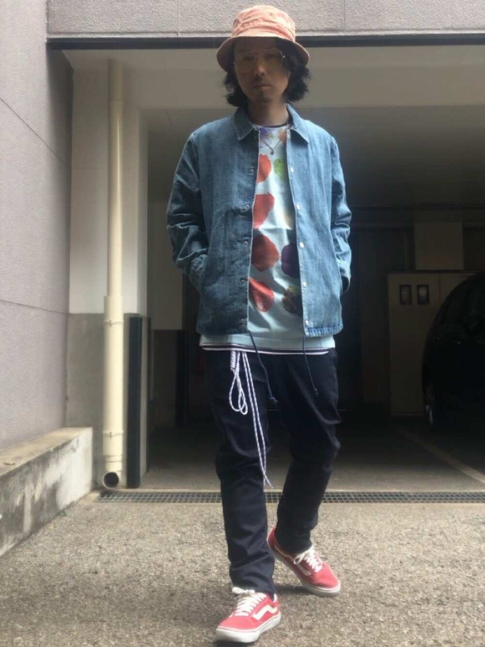 ブルー系のチノパンツ、レッド系のスニーカー、ブルー系のブルゾンを着用したメンズの春コーディネートの4枚目の写真