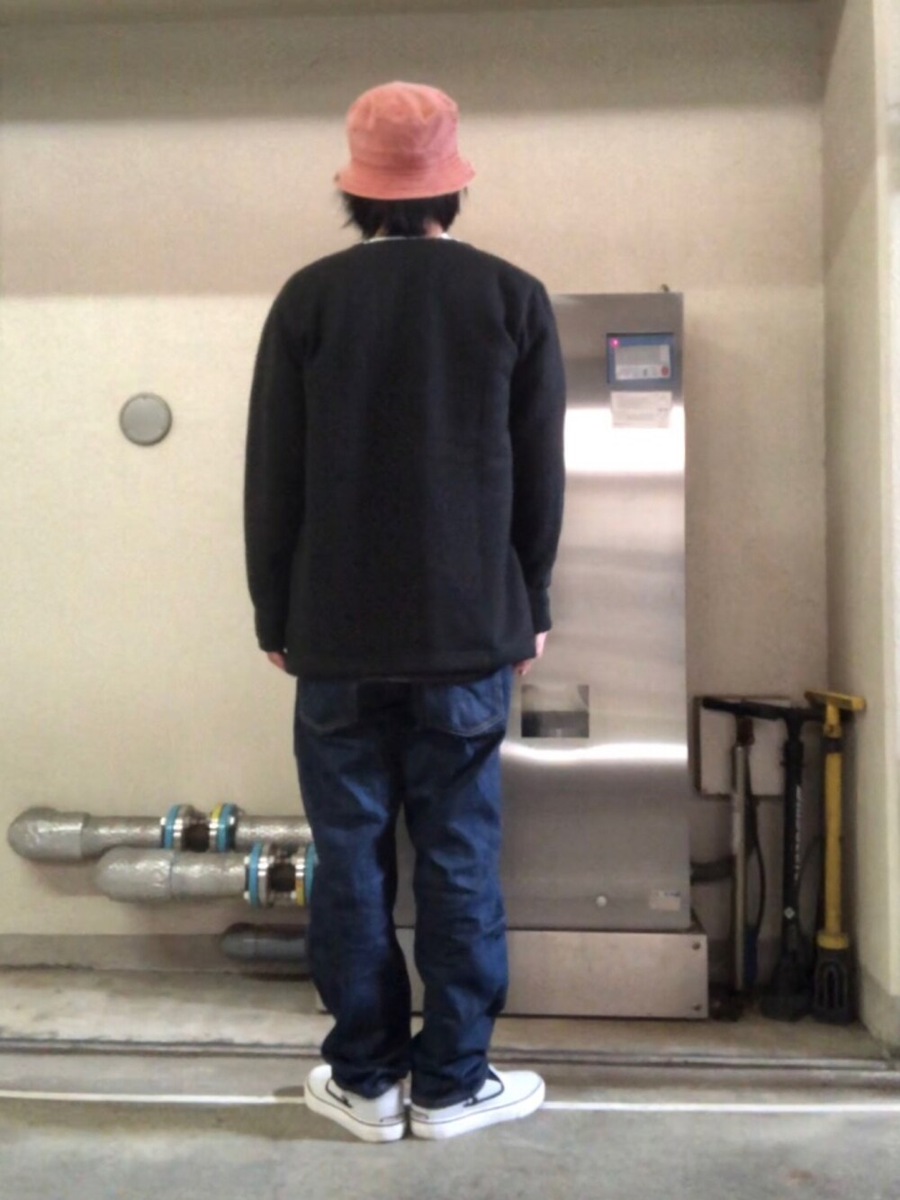 グレー系のスリッポン、オレンジ系のハット、ピンク系のサングラスを着用したメンズの秋コーディネートの3枚目の写真