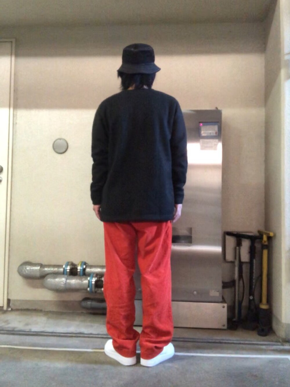 ホワイト系のスニーカー、ホワイト系のTシャツ/カットソー、ブラック系のハットを着用したメンズの秋コーディネートの3枚目の写真