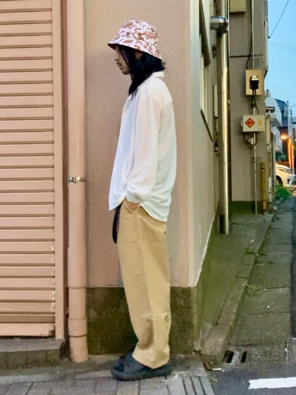 ブラック系のサンダル、ホワイト系のシャツ/ブラウス、ベージュ系のチノパンツを着用したメンズの夏コーディネートの3枚目の写真