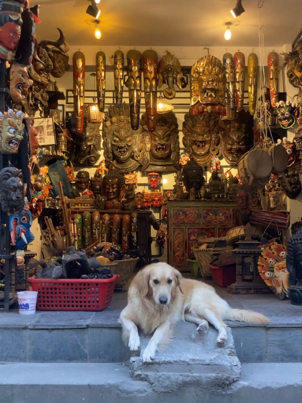 ブラック系のスニーカー、ブラック系のシャツ/ブラウス、シルバー系のリングを着用したメンズの夏コーディネートの5枚目の写真