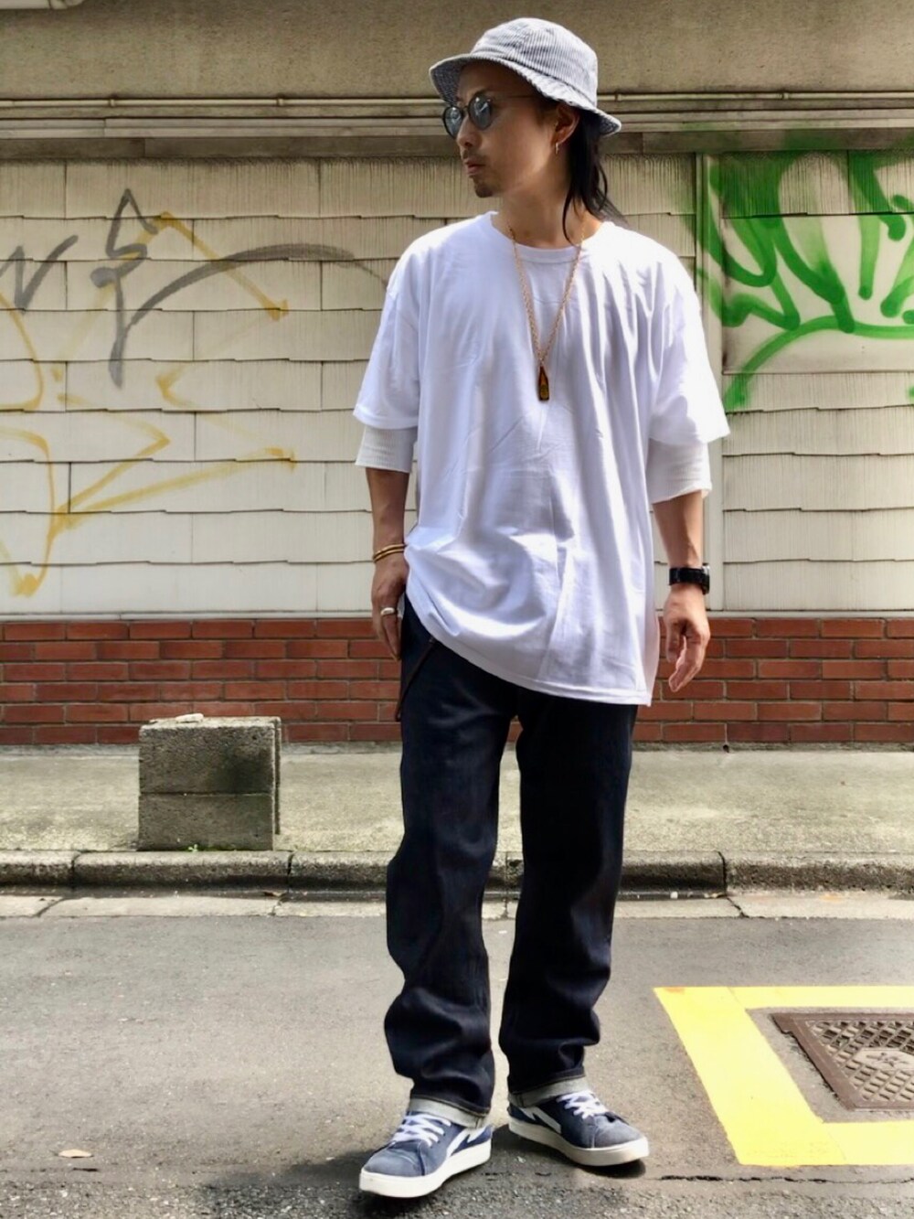 ブルー系のスニーカー、ホワイト系のTシャツ/カットソー、ゴールド系のネックレスを着用したメンズの夏コーディネートの5枚目の写真
