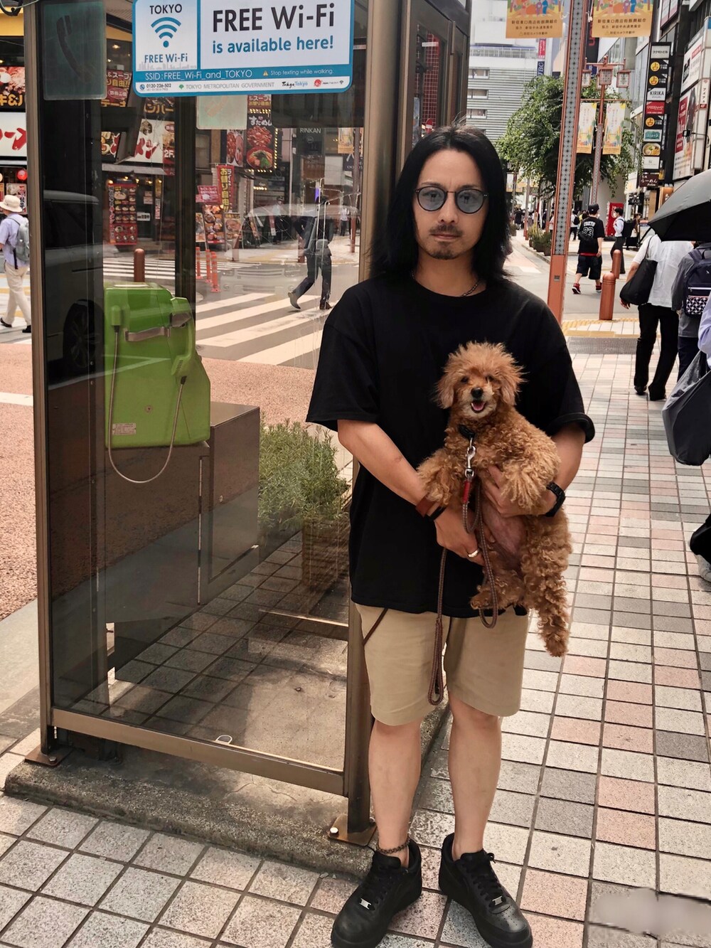 ホワイト系のスニーカー、ホワイト系のTシャツ/カットソー、ブラウン系のバングル/リストバンドを着用したメンズの夏コーディネートの4枚目の写真