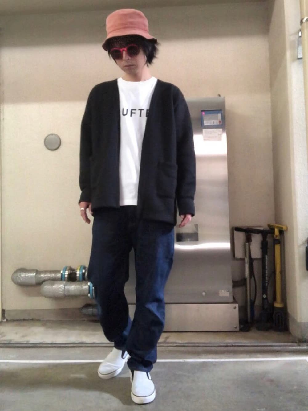 グレー系のスリッポン、オレンジ系のハット、ピンク系のサングラスを着用したメンズの秋コーディネートの5枚目の写真