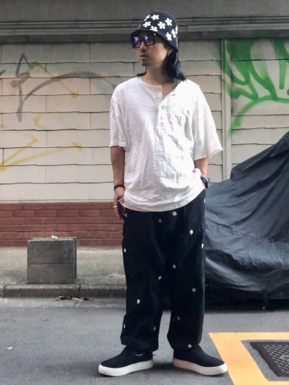 ブラック系のスニーカー、ブラック系のカーゴパンツ、ホワイト系のTシャツ/カットソーを着用したメンズの秋コーディネートの5枚目の写真