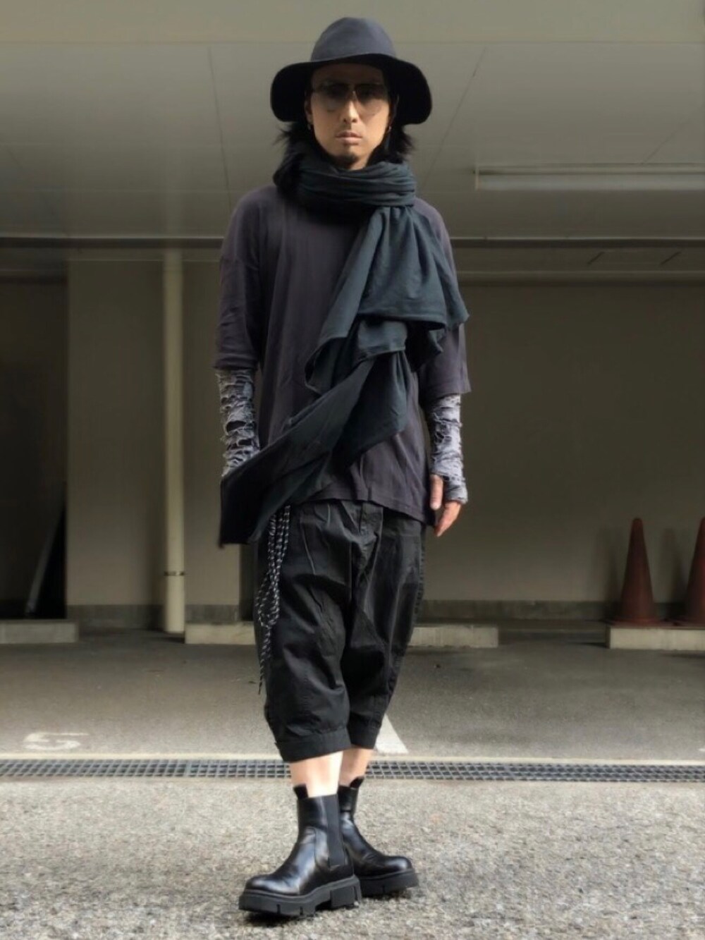 ブラック系のその他パンツ、ブラック系のサングラス、ブラック系のストール/ショールを着用したメンズの春コーディネートの3枚目の写真