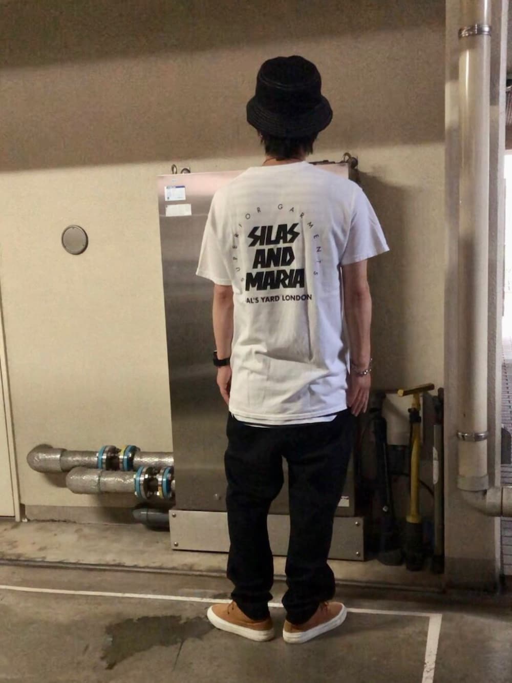 ホワイト系のTシャツ/カットソー、ブラック系のその他パンツ、ブラウン系のスニーカーを着用したメンズの夏コーディネートの3枚目の写真