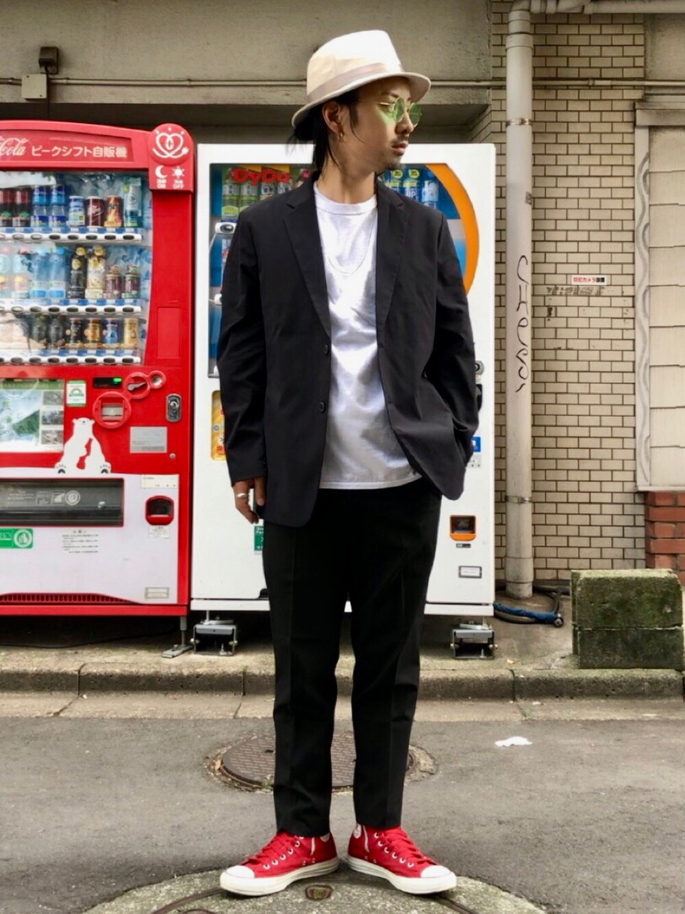 レッド系のスニーカー、ブラック系のテーラードジャケット、ホワイト系のTシャツ/カットソーを着用したメンズの夏コーディネートの2枚目の写真