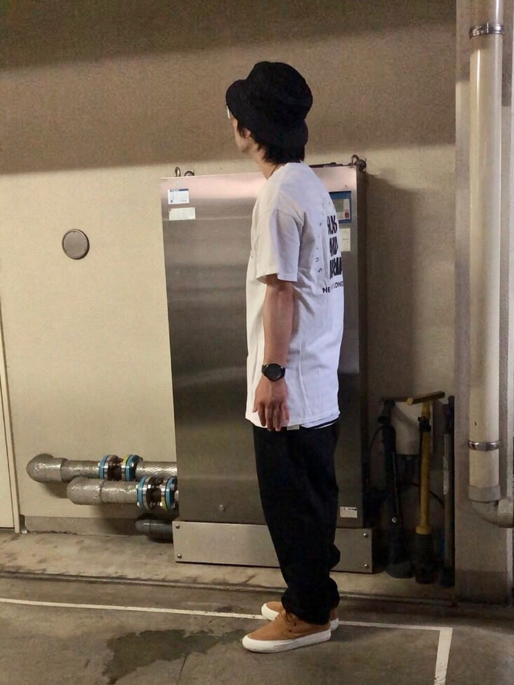 ホワイト系のTシャツ/カットソー、ブラック系のその他パンツ、ブラウン系のスニーカーを着用したメンズの夏コーディネートの2枚目の写真