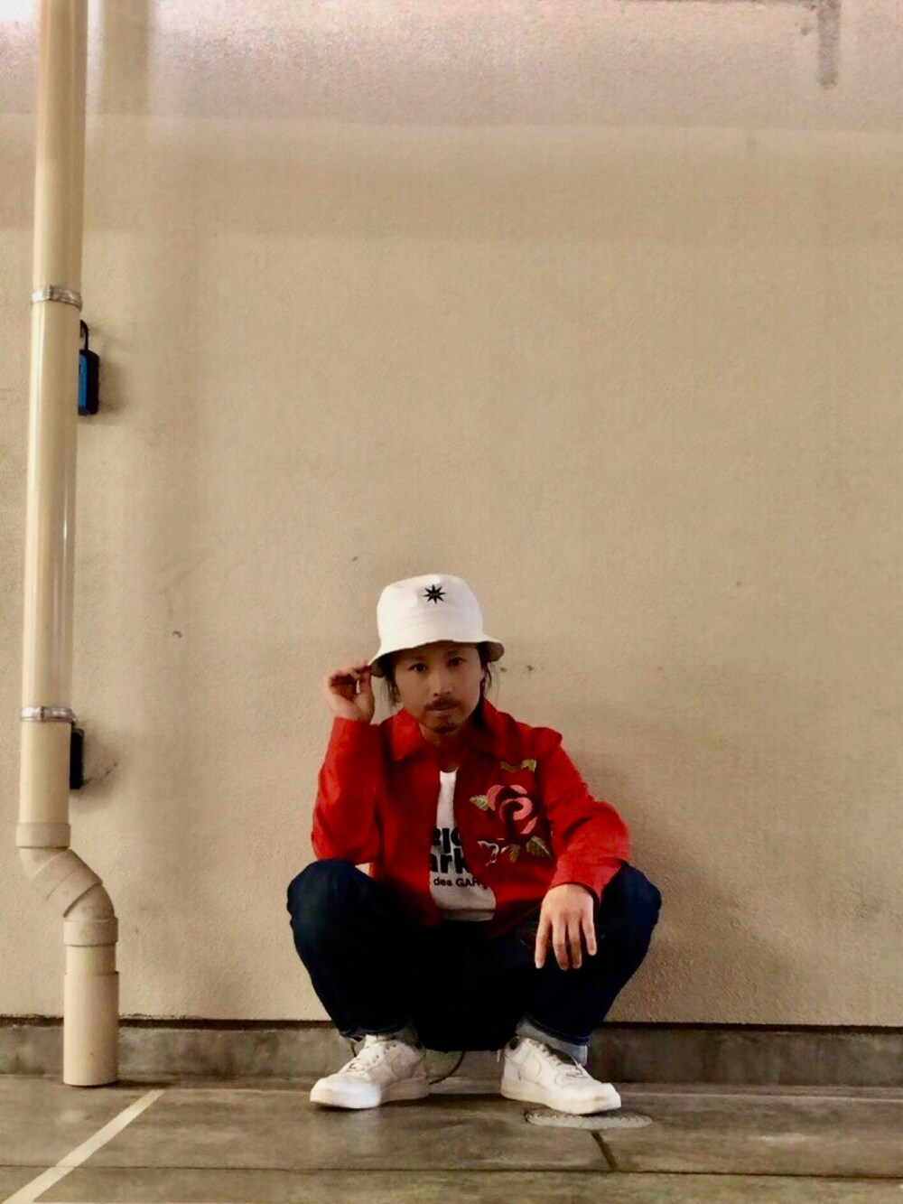 ブルー系のデニムパンツ、ホワイト系のスニーカー、ホワイト系のTシャツ/カットソーを着用したメンズの夏コーディネートの2枚目の写真