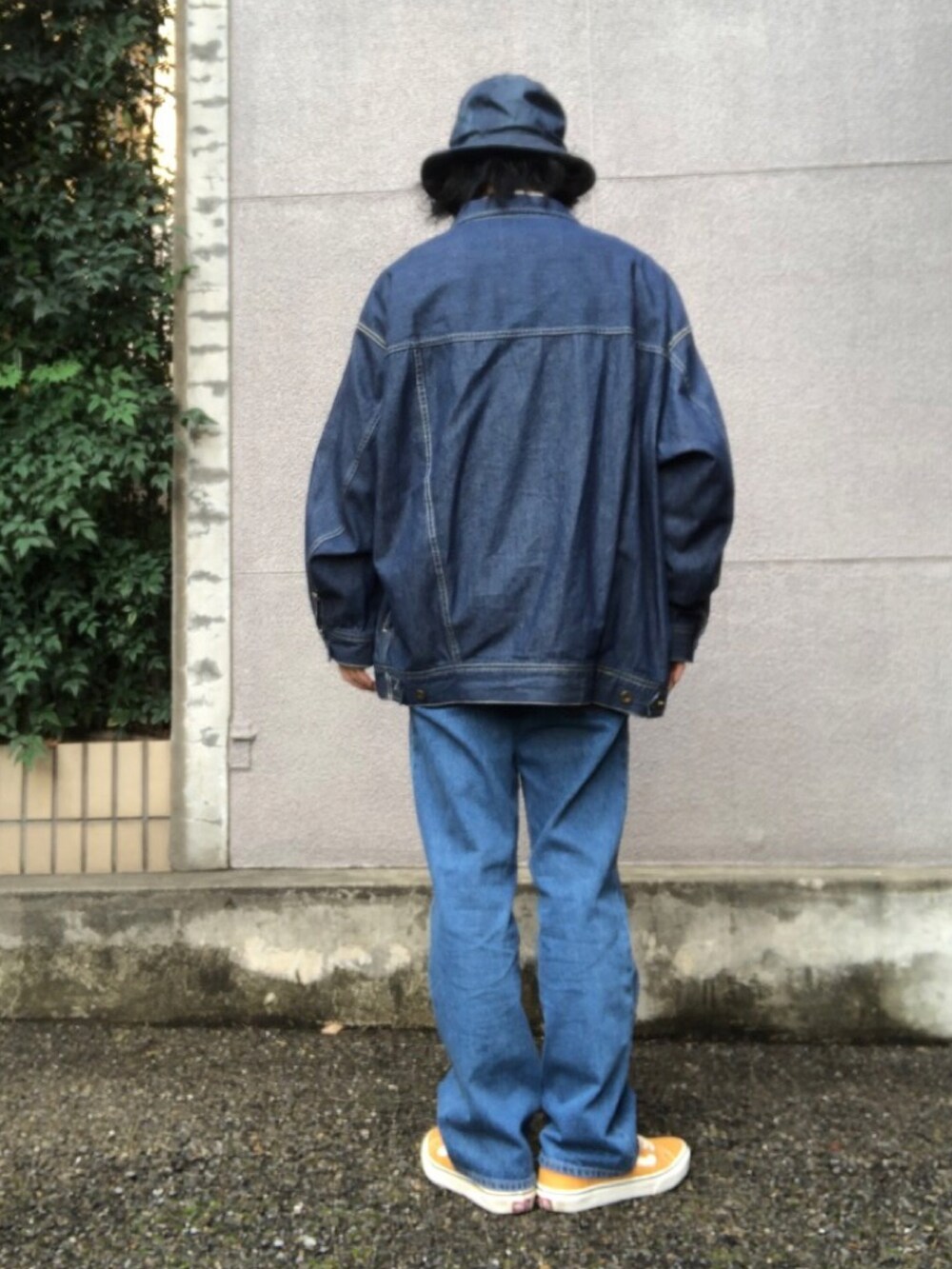 「ストリート、アメカジ、デニム、デニムジャケット、冬コーデ、相互フォロー、ニット、スニーカー、フレアパンツ、マウンテンハット、カジュアル、休日コーデ、プチプラ、VANS、古着MIX」｜「VANSのアイテム（スニーカー、イエロー系）」を使った、gov1016さん（メンズ・168cm）の冬コーディネートの3枚目の写真