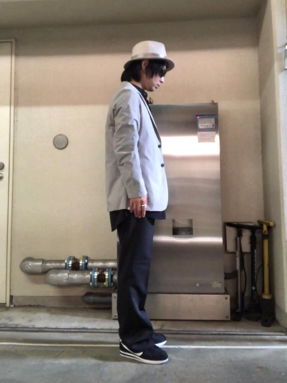 ブラック系のスニーカー、その他のその他、ブラック系のサングラスを着用したメンズの秋コーディネートの2枚目の写真