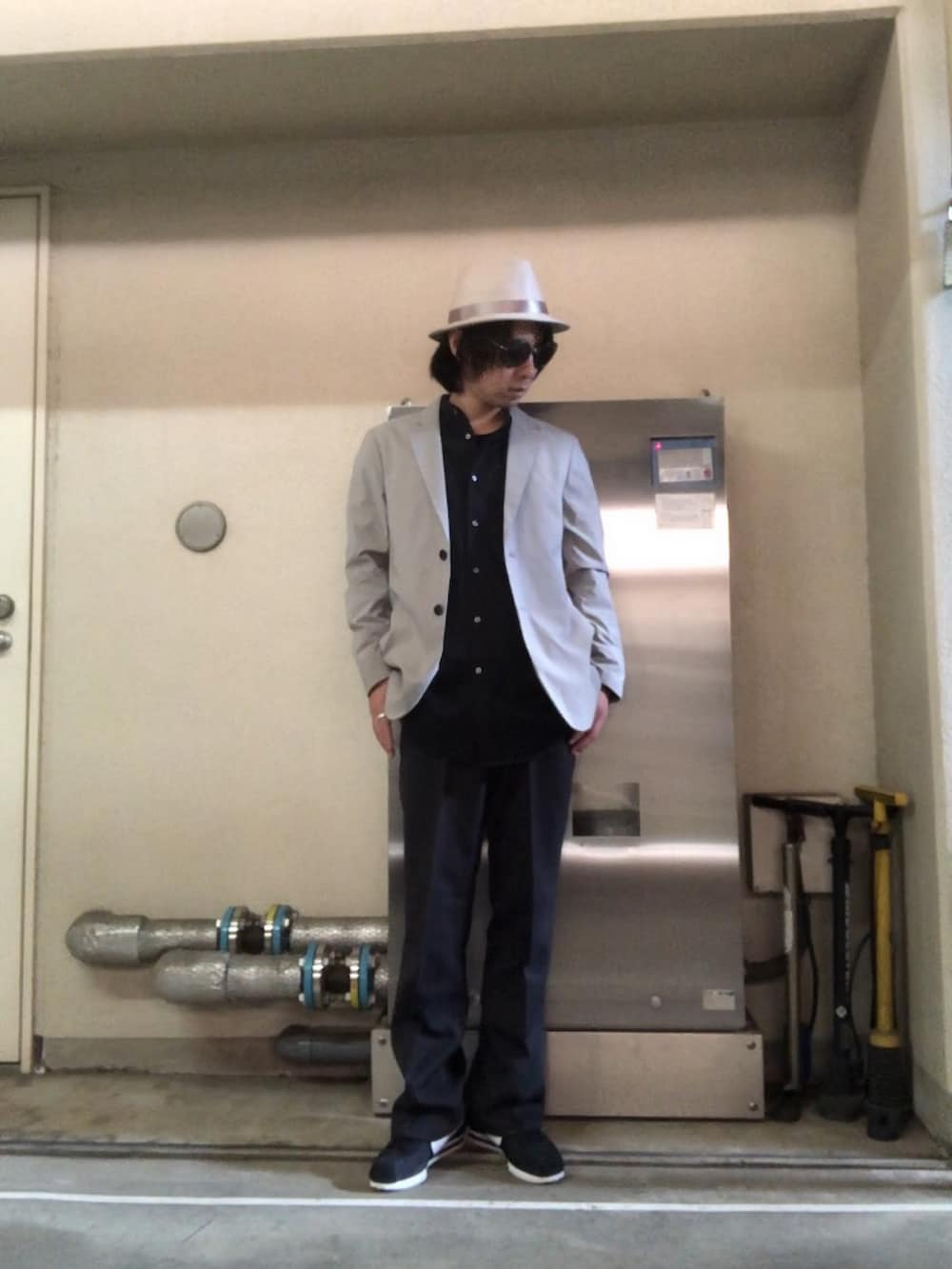 ブラック系のスニーカー、その他のその他、ブラック系のサングラスを着用したメンズの秋コーディネートの5枚目の写真