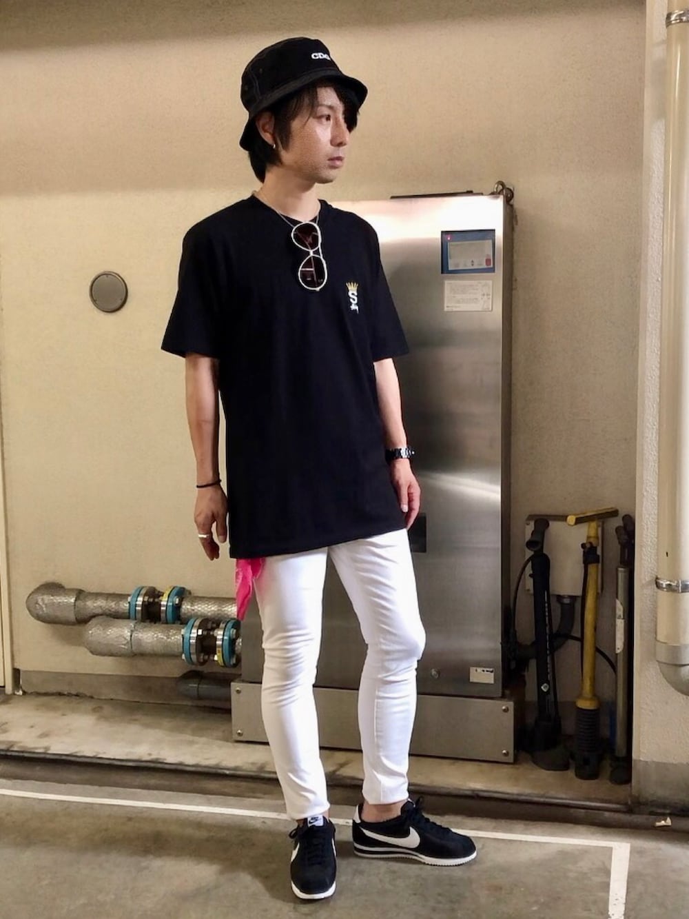 ブラック系のスニーカー、ブラック系のTシャツ/カットソー、ブラック系のハットを着用したメンズの夏コーディネートの4枚目の写真