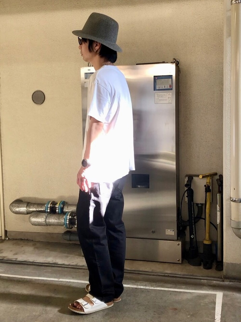 ホワイト系のTシャツ/カットソー、ホワイト系のサンダル、グレー系のハットを着用したメンズの夏コーディネートの3枚目の写真