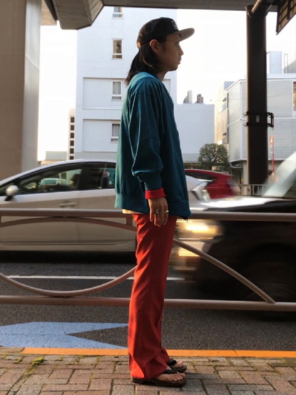 ブルー系のブルゾン、レッド系のTシャツ/カットソー、レッド系のその他パンツを着用したメンズの春コーディネートの3枚目の写真