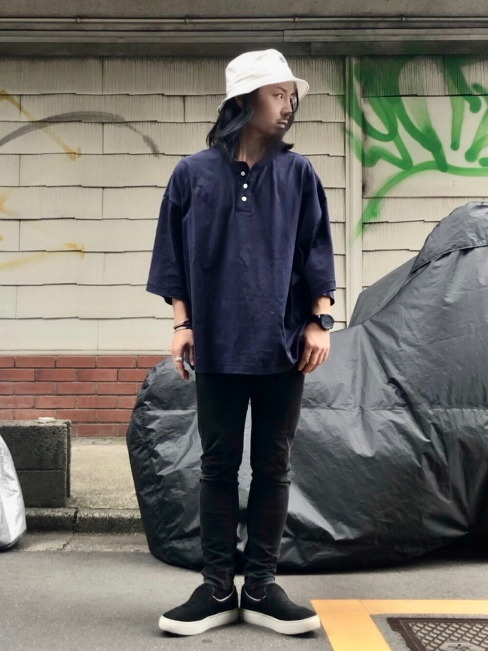 ブラック系のスニーカー、ブルー系のTシャツ/カットソー、ホワイト系のハットを着用したメンズの春コーディネートの4枚目の写真