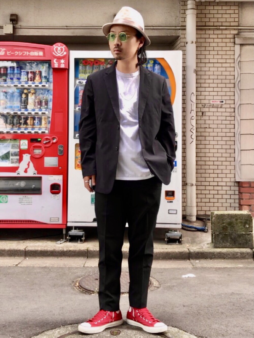 レッド系のスニーカー、ブラック系のテーラードジャケット、ホワイト系のTシャツ/カットソーを着用したメンズの夏コーディネートの3枚目の写真