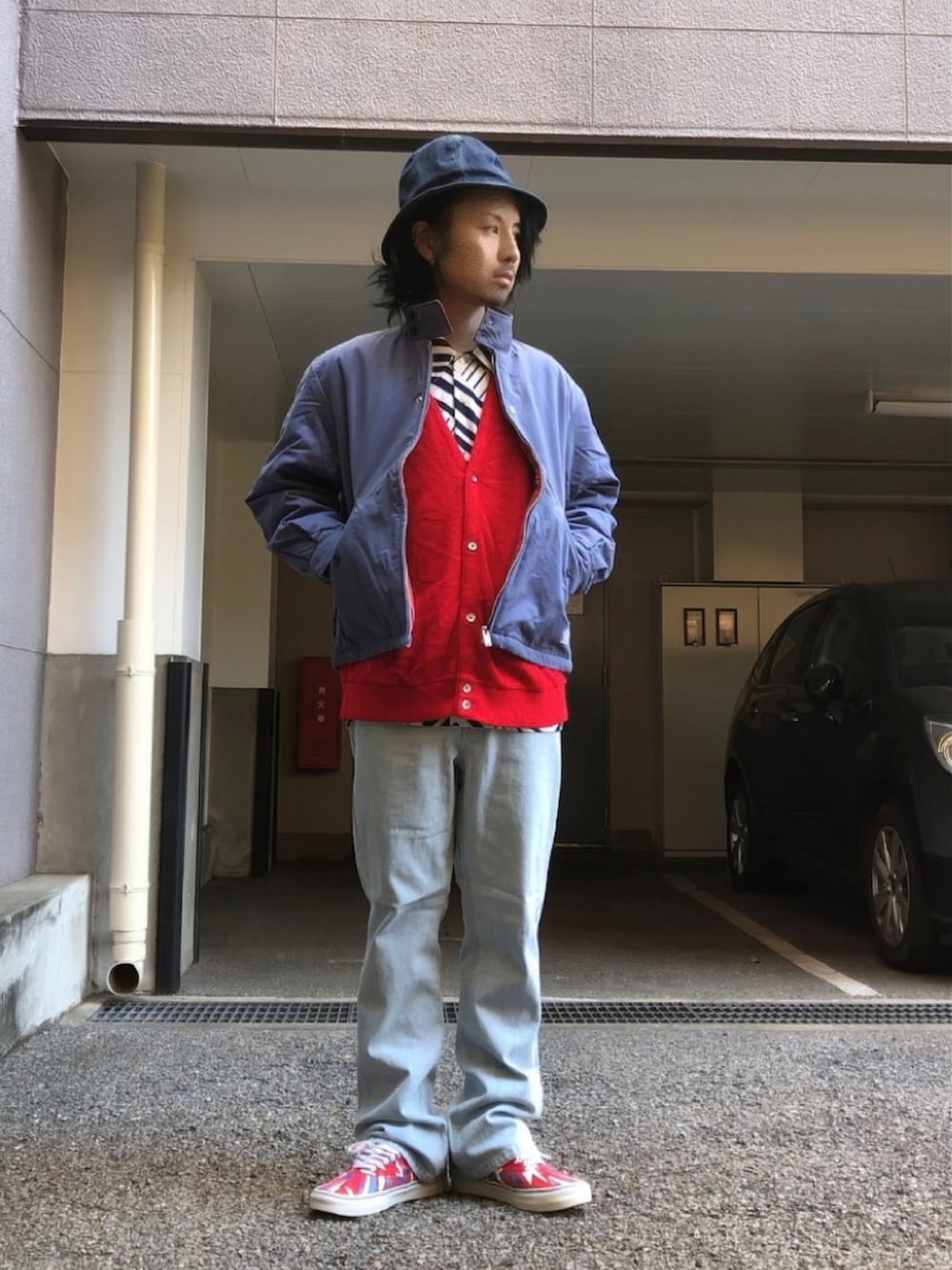 レッド系のスニーカー、その他のシャツ/ブラウス、レッド系のカーディガン/ボレロを着用したメンズの冬コーディネートの4枚目の写真