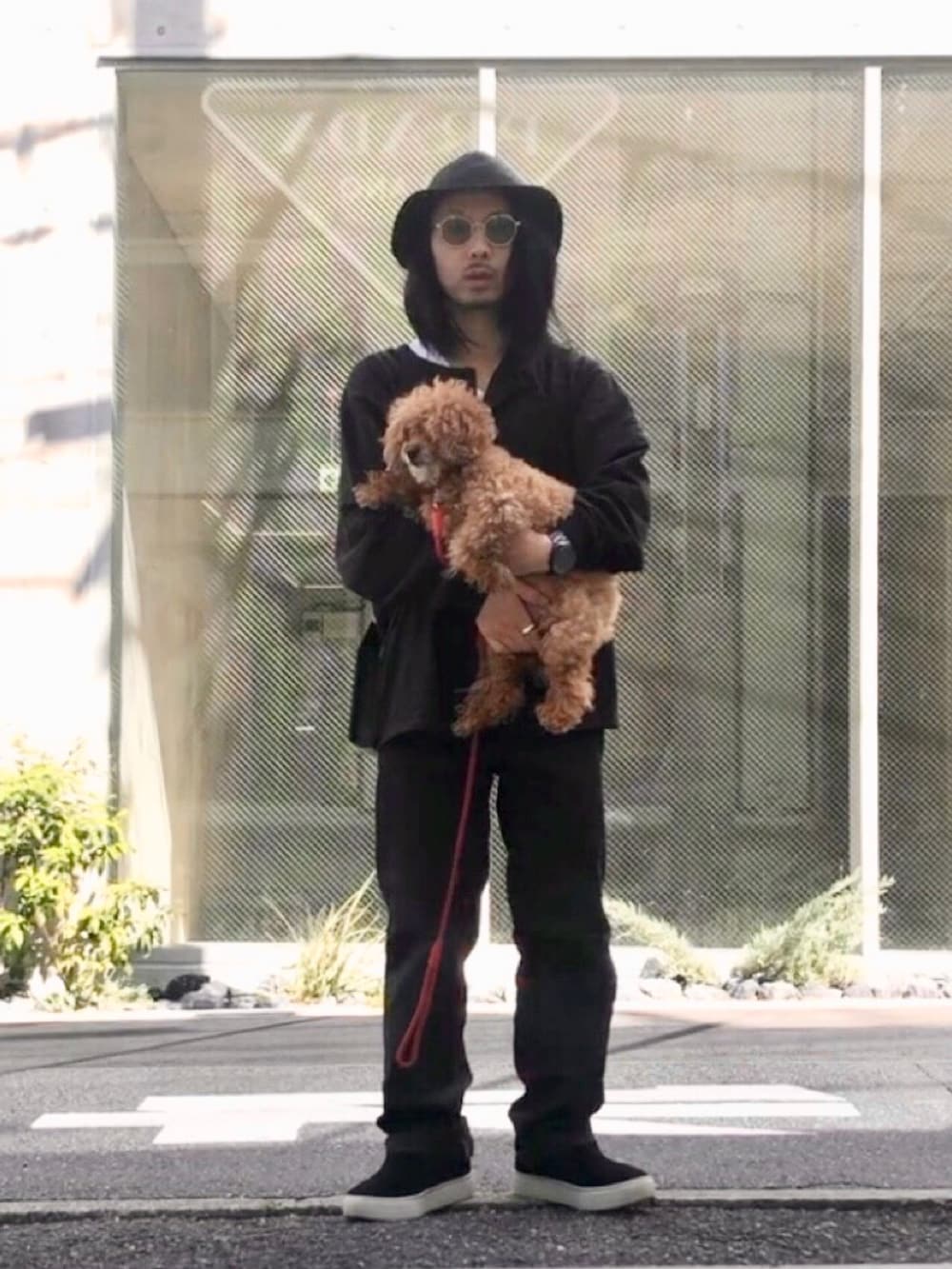 ブラック系のチノパンツ、ブラック系のTシャツ/カットソー、ブラック系のスニーカーを着用したメンズの秋コーディネートの3枚目の写真