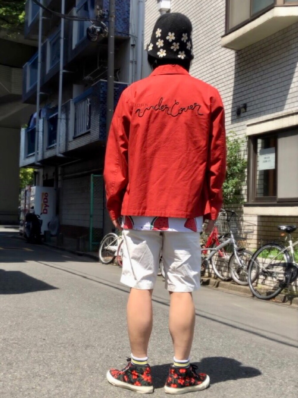 その他のスニーカー、レッド系のジャケット/アウター、その他のTシャツ/カットソーを着用したメンズの春コーディネートの3枚目の写真