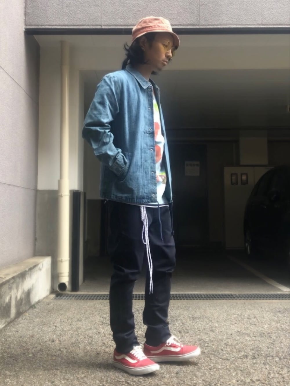 ブルー系のチノパンツ、レッド系のスニーカー、ブルー系のブルゾンを着用したメンズの春コーディネートの2枚目の写真