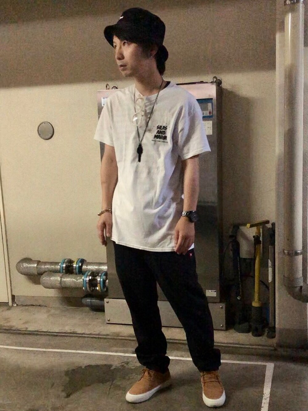 ホワイト系のTシャツ/カットソー、ブラック系のその他パンツ、ブラウン系のスニーカーを着用したメンズの夏コーディネートの4枚目の写真