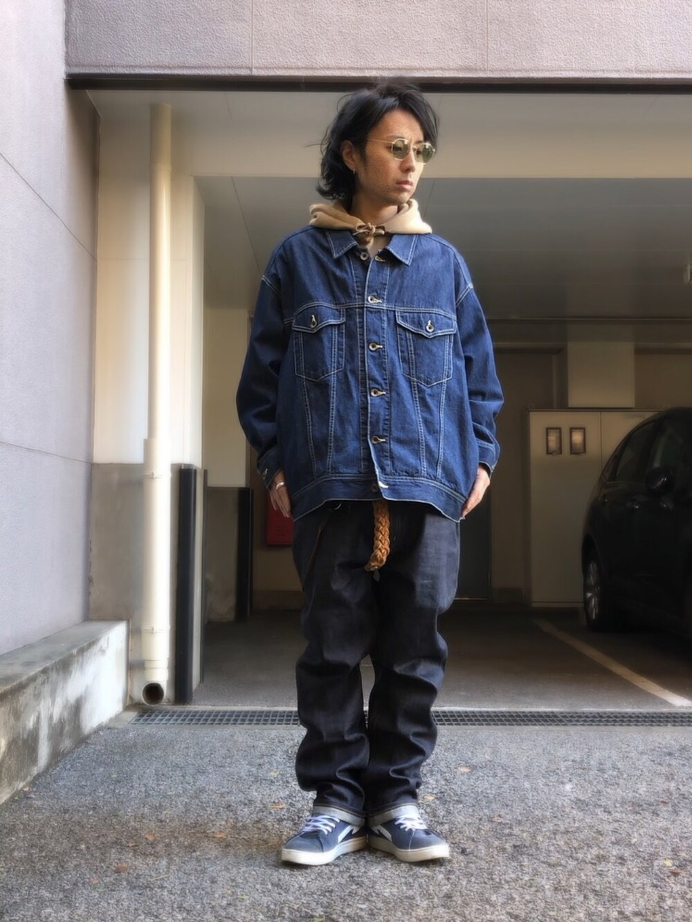 ブルー系のスニーカー、シルバー系のリング、ブラック系のハットを着用したメンズの冬コーディネートの4枚目の写真