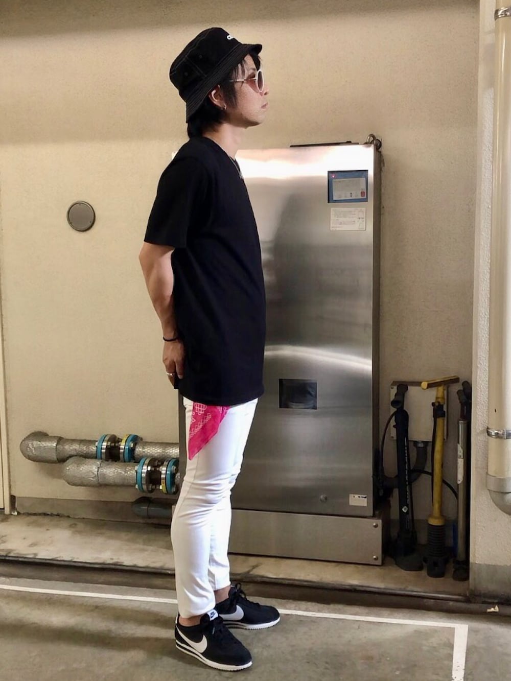 ブラック系のスニーカー、ブラック系のTシャツ/カットソー、ブラック系のハットを着用したメンズの夏コーディネートの2枚目の写真