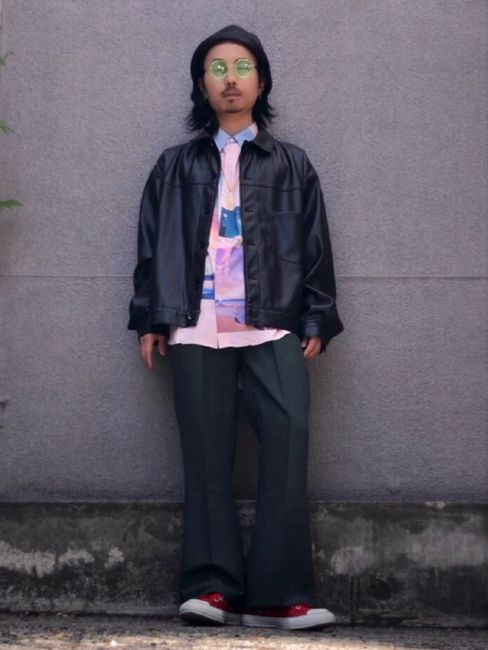 レッド系のスニーカー、ピンク系のシャツ/ブラウス、その他のサングラスを着用したメンズの春コーディネートの4枚目の写真