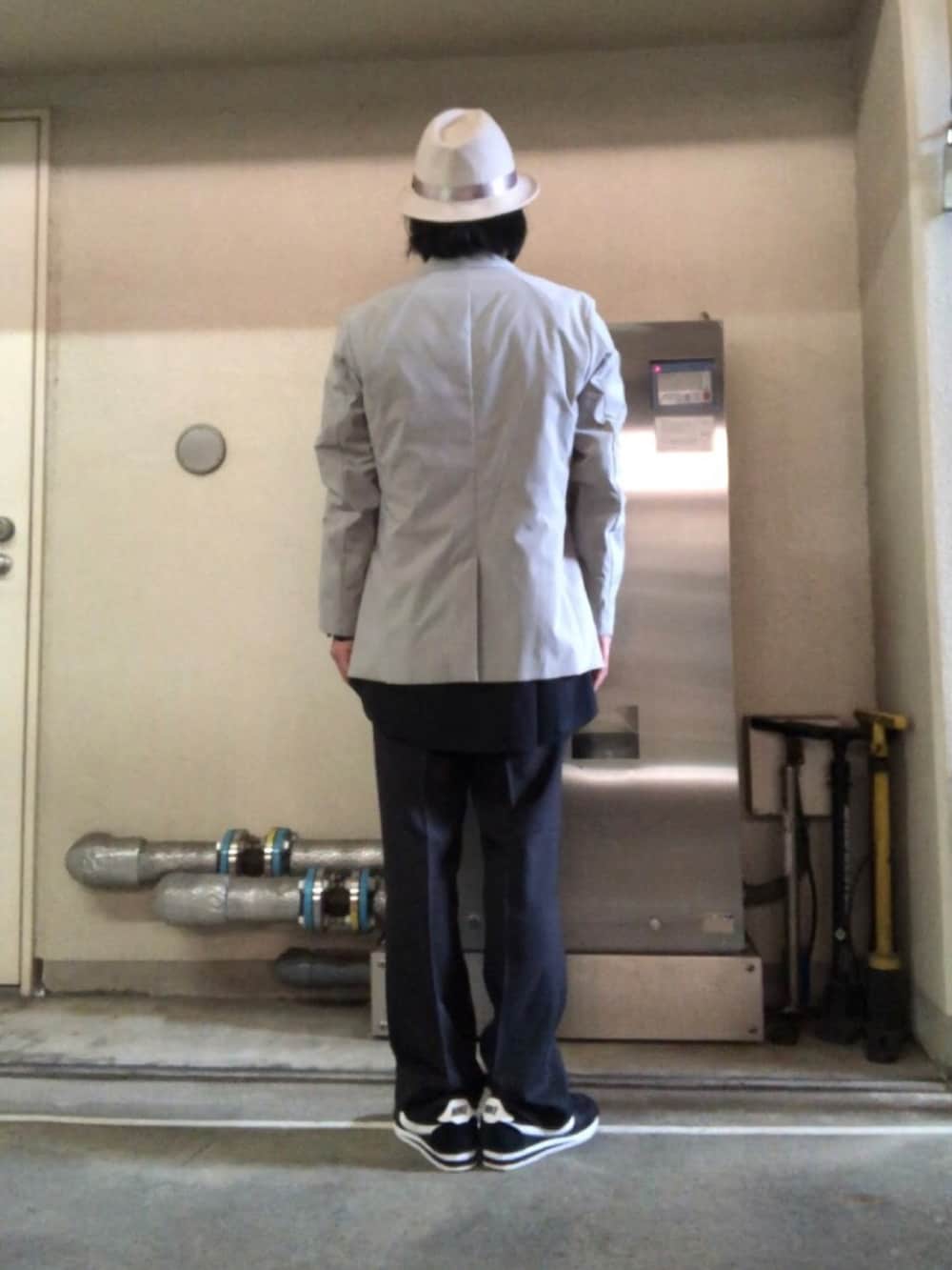 ブラック系のスニーカー、その他のその他、ブラック系のサングラスを着用したメンズの秋コーディネートの3枚目の写真