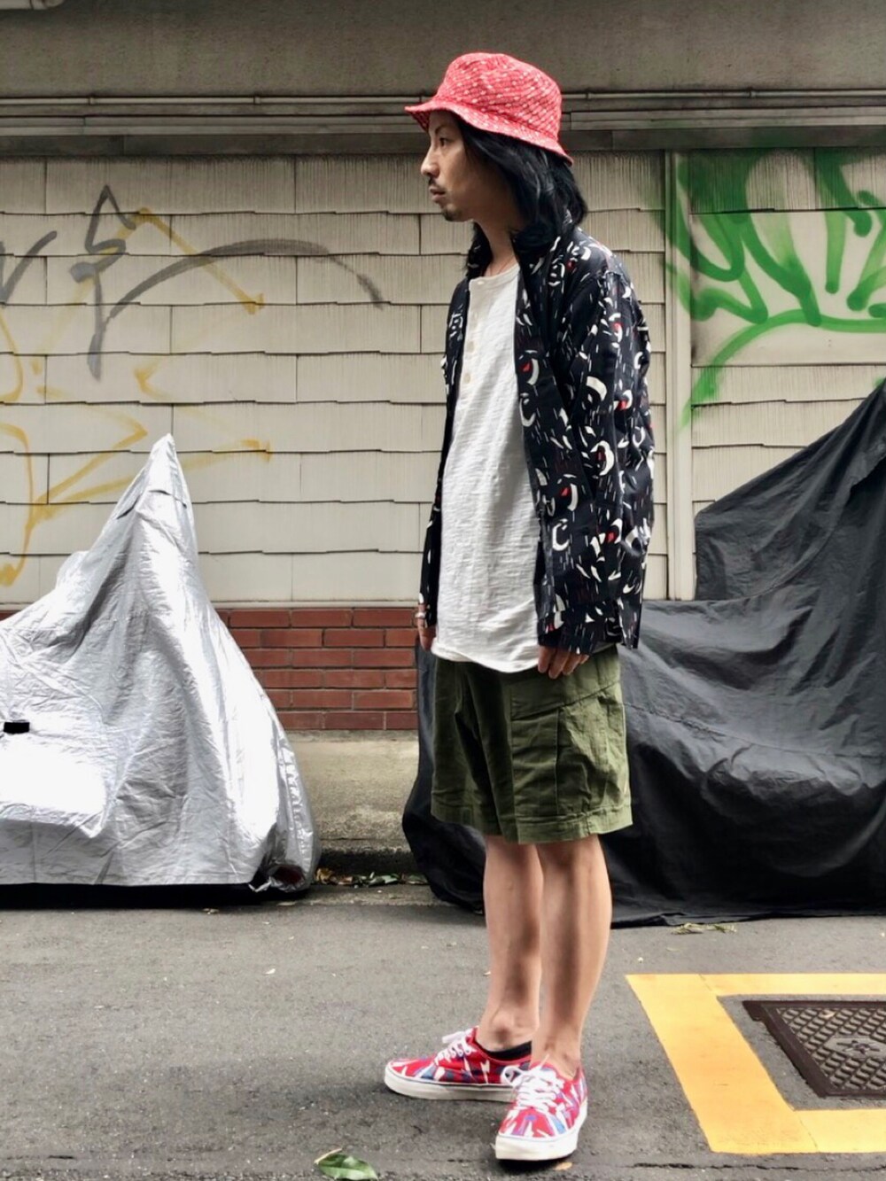 ホワイト系のTシャツ/カットソー、レッド系のスニーカー、ブラック系のシャツ/ブラウスを着用したメンズの秋コーディネートの3枚目の写真