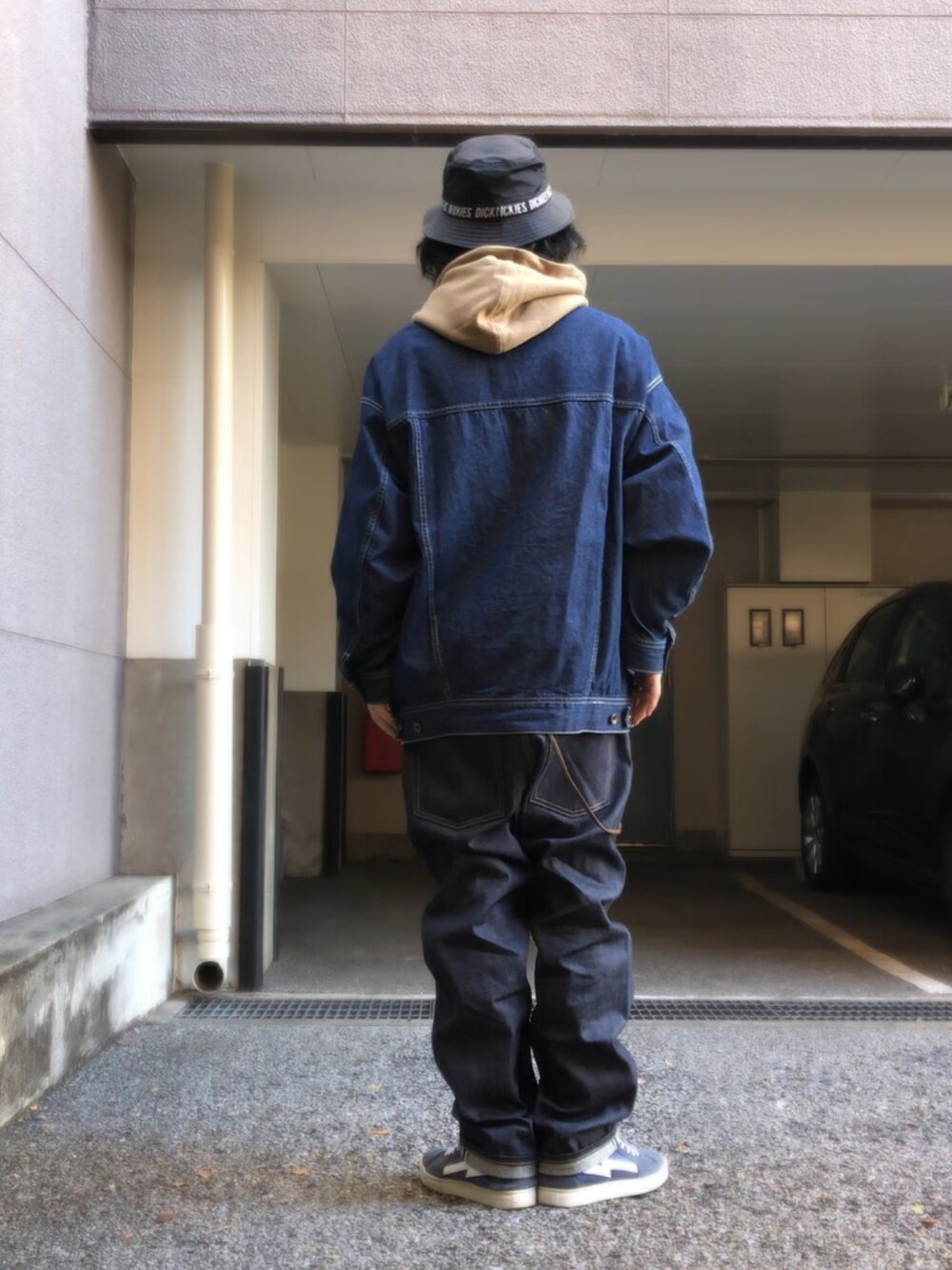 ブルー系のスニーカー、シルバー系のリング、ブラック系のハットを着用したメンズの冬コーディネートの3枚目の写真