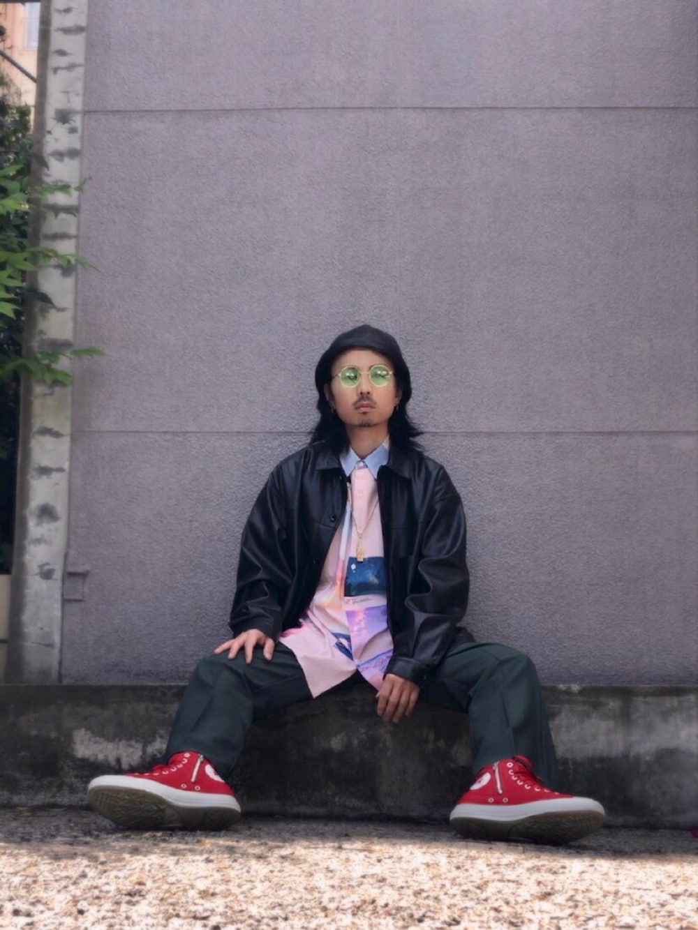 レッド系のスニーカー、ピンク系のシャツ/ブラウス、その他のサングラスを着用したメンズの春コーディネートの5枚目の写真