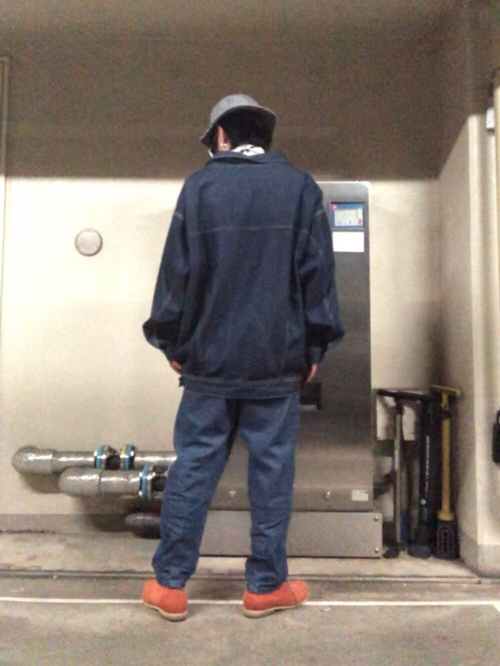 オレンジ系のブーツ、ブルー系のデニムジャケット、その他のシャツ/ブラウスを着用したメンズの秋コーディネートの3枚目の写真